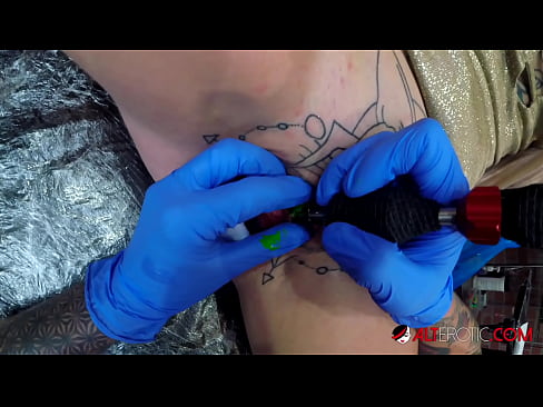 ❤️ Sully Savage, hottie estremamente tatuata, hà fattu un tatuatu nantu à u clitoris ❌ Video porno à porn co.rionews.top ﹏